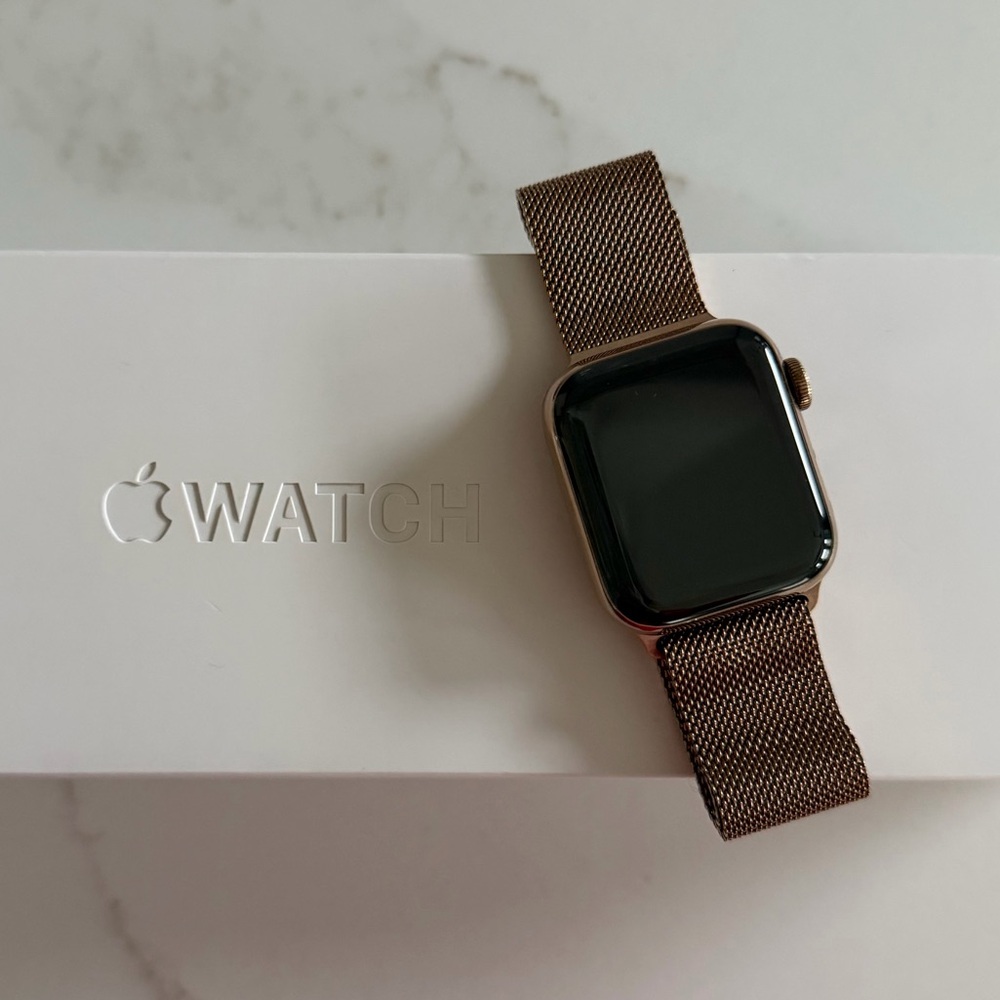 Apple Watch Series 4 Stainless Steel & Milanese Loop in Gold